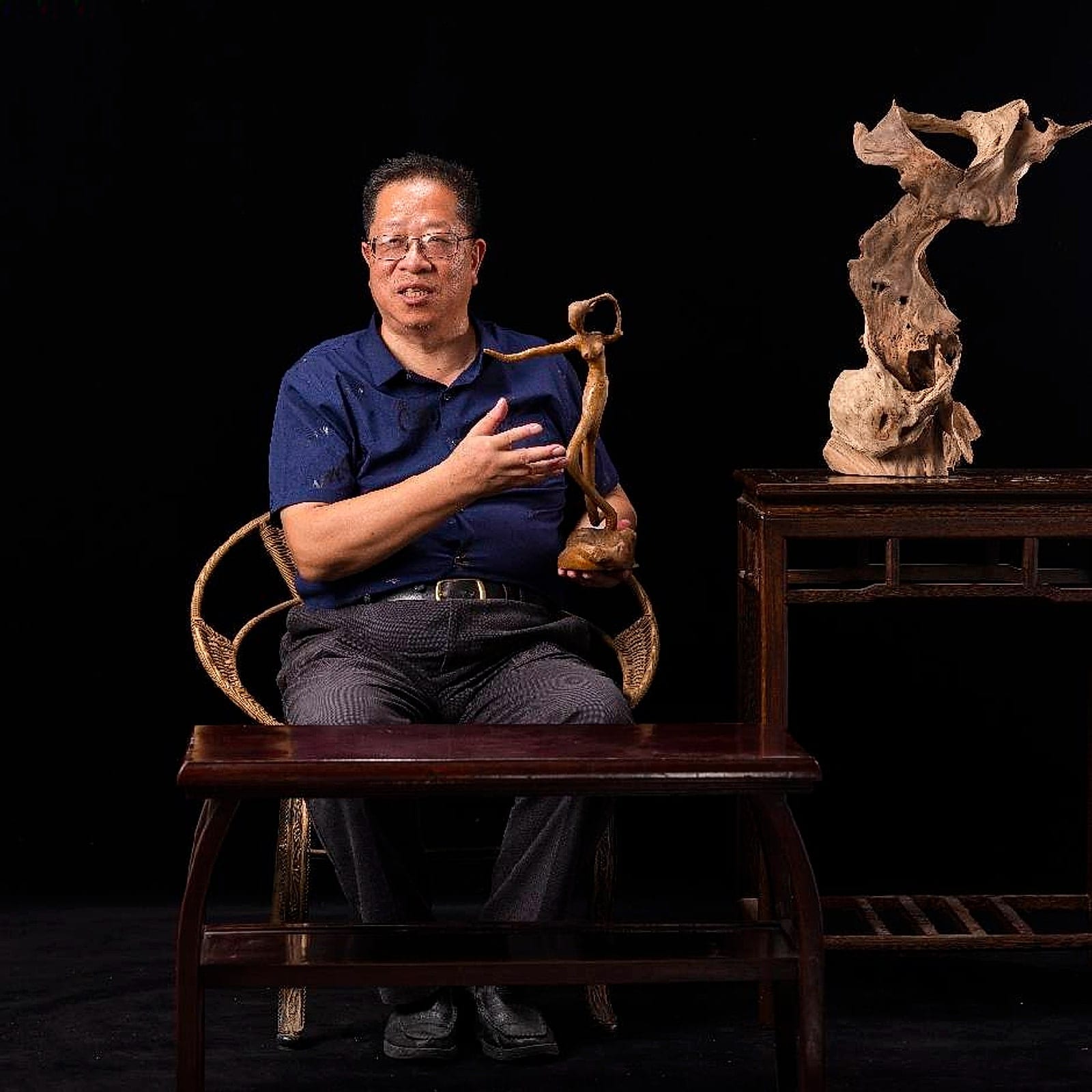 顾苏辉手持根读艺术作品《青春》的艺术家肖像
