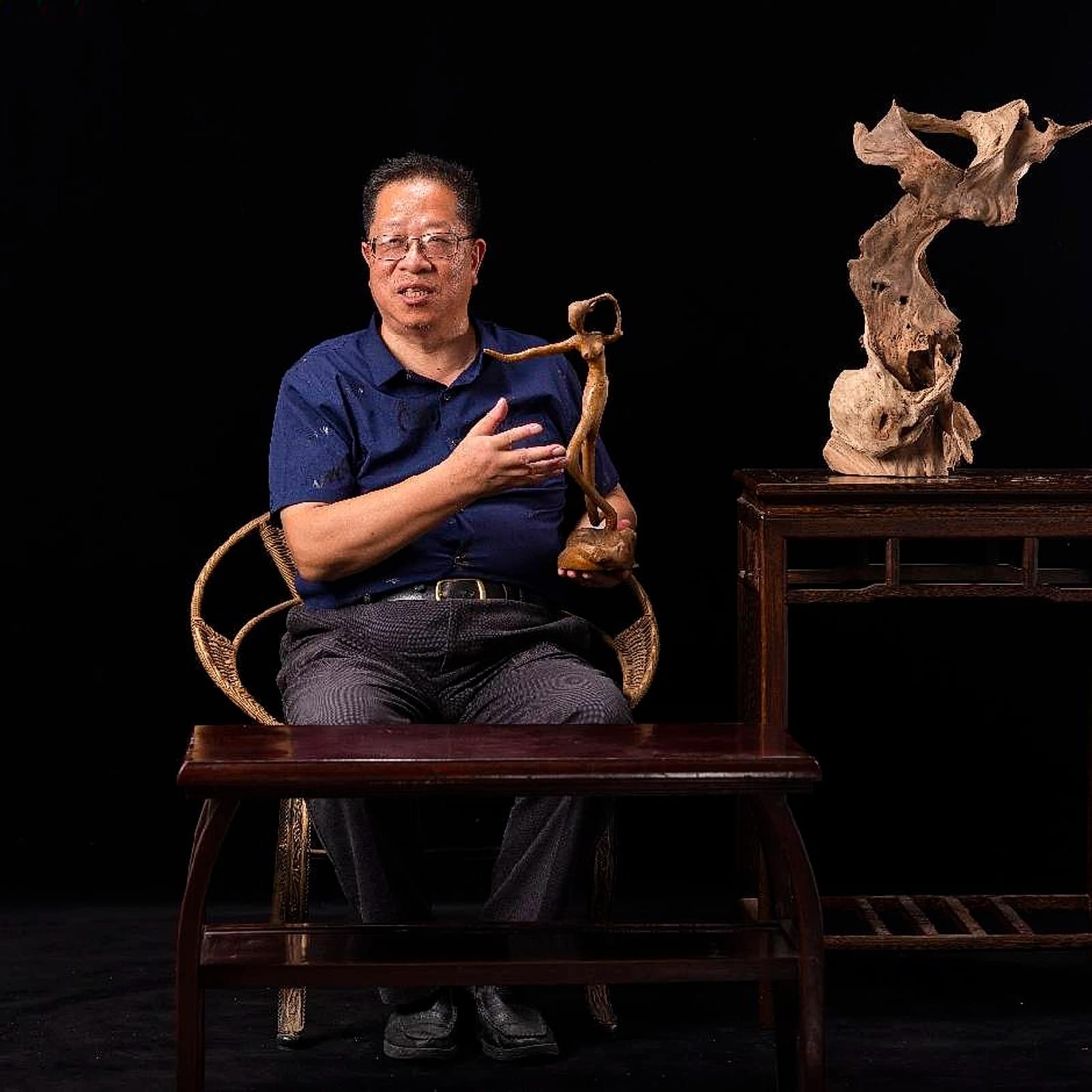 顾苏辉手持根读艺术作品《青春》的艺术家肖像