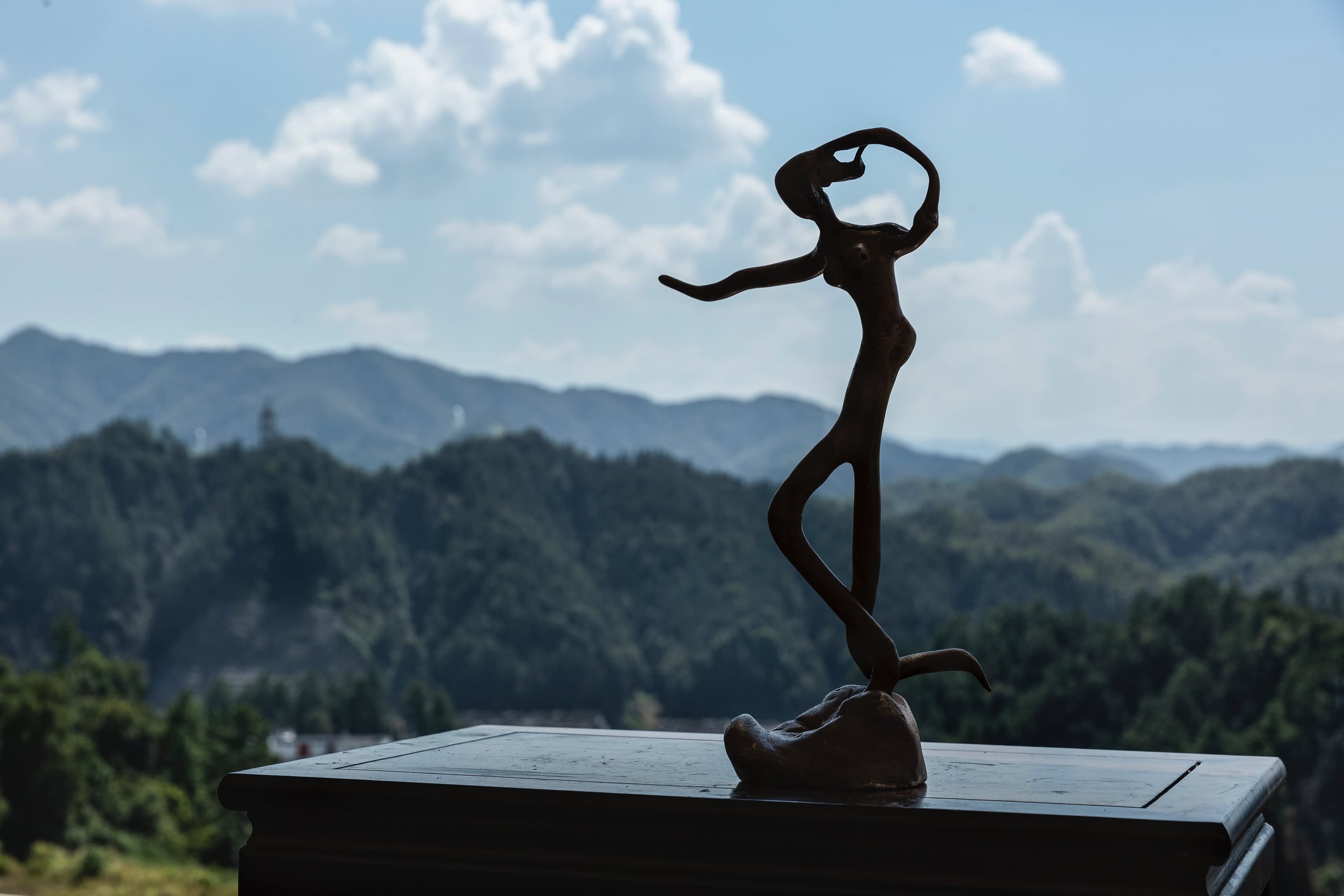 顾苏辉早期根艺作品青春，表现天然根材向上舒展的生命姿态